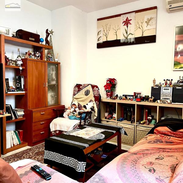 Foto fca59e82-b630-4ae4-998d-55ae0d2bd94c. Piso un rincón único con patio y garaje incluidos! en Málaga