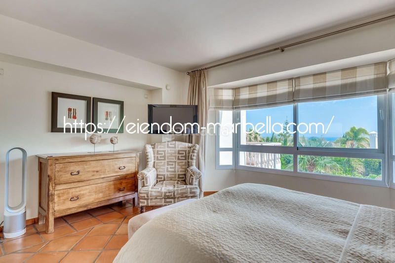 Foto 0982b56d-d3bb-40c8-87cb-13ab41129668. Xalet amb xemeneia aparcament piscina a Elviria Marbella