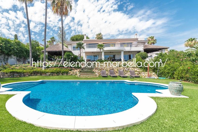 Foto 101e91d2-4d15-4788-bdd7-8809d107ee20. Xalet amb xemeneia aparcament piscina a Elviria Marbella