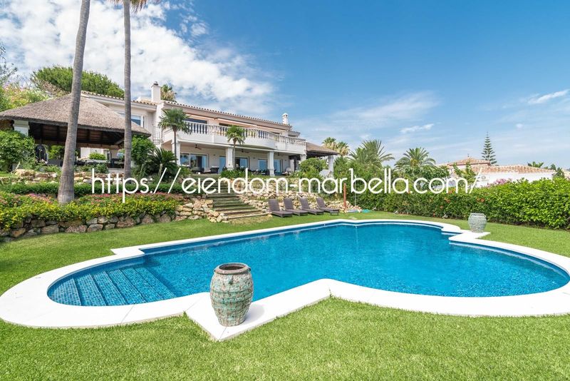 Foto 139a6112-6eff-4d2d-8eb6-8c5e072c9f42. Xalet amb xemeneia aparcament piscina a Elviria Marbella