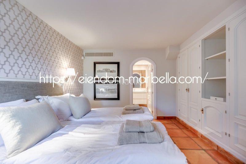 Foto 16e5bdd8-857c-4911-b6fc-40d071e530a9. Xalet amb xemeneia aparcament piscina a Elviria Marbella
