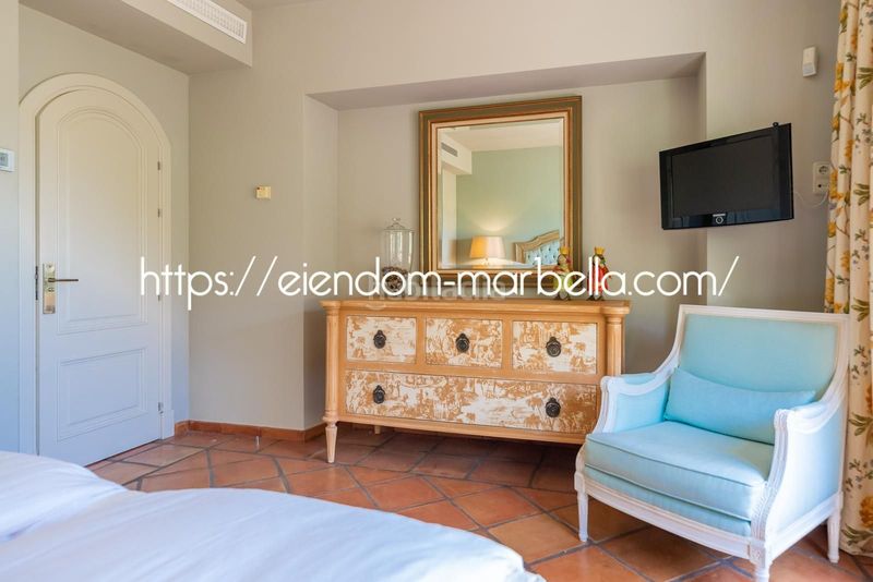 Foto 1b7dc1f2-9e04-48cb-8bed-a09b491ccdbb. Xalet amb xemeneia aparcament piscina a Elviria Marbella