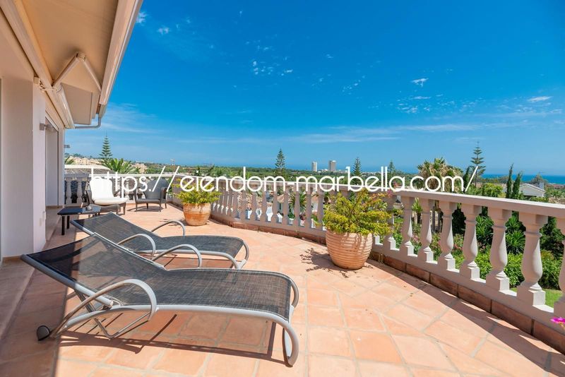 Foto 1cefd9dd-5165-4554-a921-31a8217b5df3. Xalet amb xemeneia aparcament piscina a Elviria Marbella