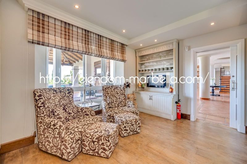 Foto 3bd5daad-90a0-498e-802a-6ddac10d6aa8. Xalet amb xemeneia aparcament piscina a Elviria Marbella