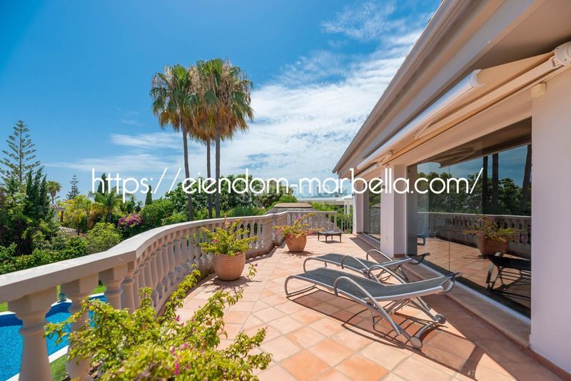 Foto 428b03f0-f5da-4e0e-a8aa-439f0e7935fc. Xalet amb xemeneia aparcament piscina a Elviria Marbella