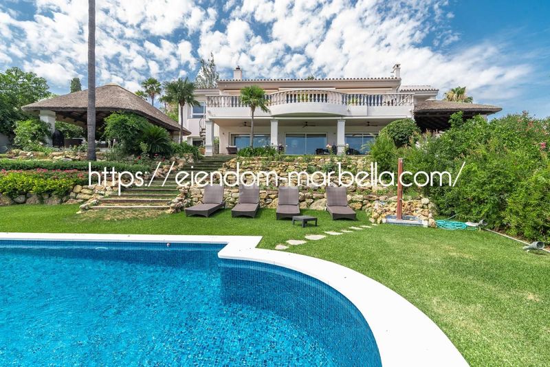 Foto 4a0fd110-b5c1-400b-b853-15200e72bfb2. Xalet amb xemeneia aparcament piscina a Elviria Marbella