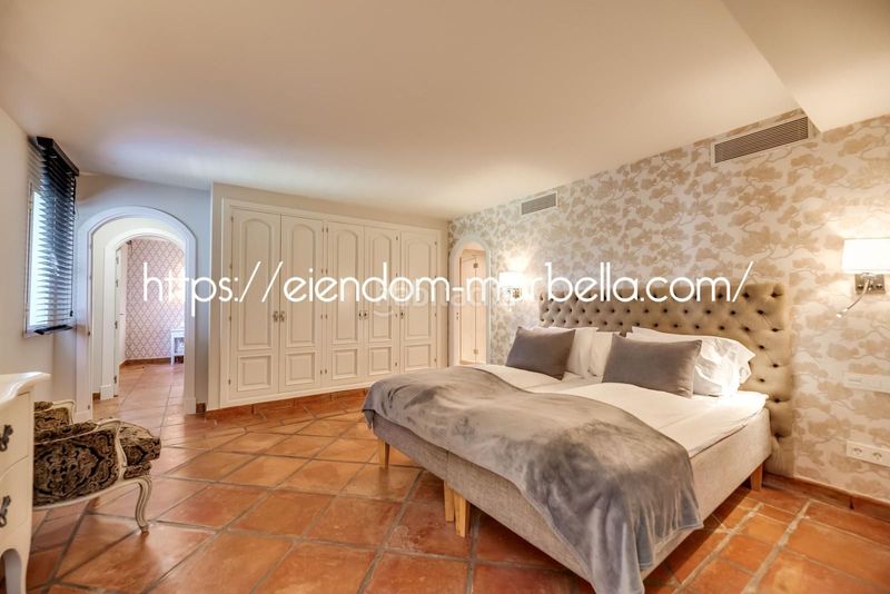 Foto 5314d14a-6ec4-452d-bca8-4fe28330d2a5. Xalet amb xemeneia aparcament piscina a Elviria Marbella