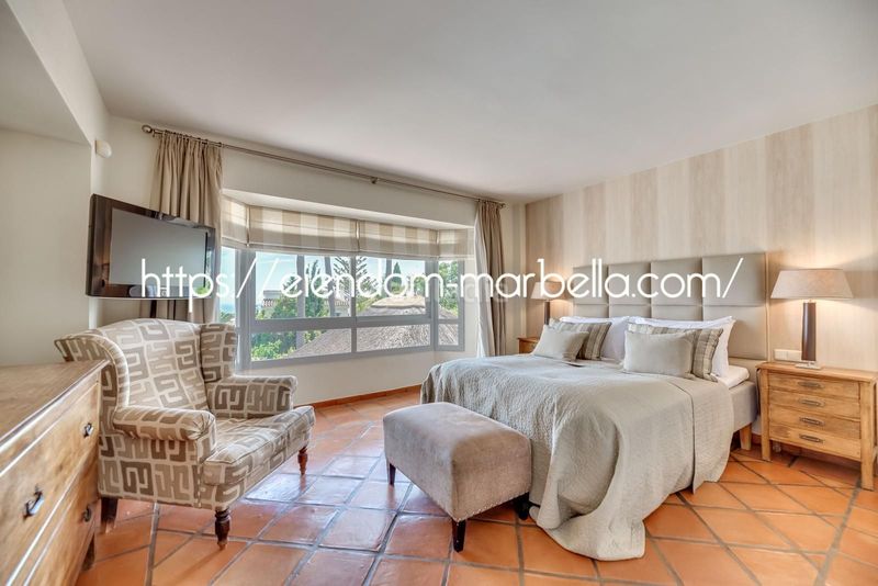 Foto 5e5875d9-1611-4f9b-8768-93fe69f1346e. Xalet amb xemeneia aparcament piscina a Elviria Marbella