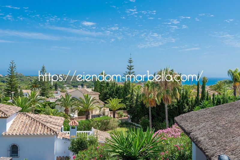 Foto 62aa2dc8-fdf6-4d4b-91c8-d40bf0cb8e25. Xalet amb xemeneia aparcament piscina a Elviria Marbella