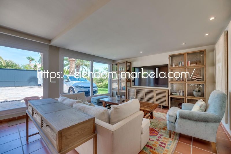 Foto 6855b58c-91d9-486c-9d63-ad70b005eb17. Xalet amb xemeneia aparcament piscina a Elviria Marbella