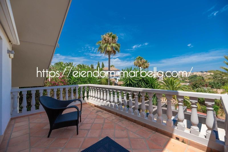 Foto 701260f9-51ba-436f-9ee4-644f45b844df. Xalet amb xemeneia aparcament piscina a Elviria Marbella