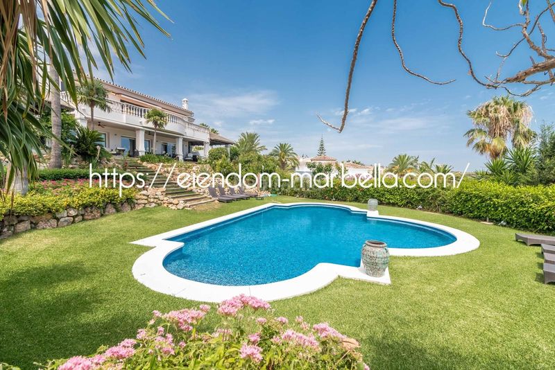 Foto 734400ed-b75b-47ca-a1d3-ad56bd775e9e. Xalet amb xemeneia aparcament piscina a Elviria Marbella
