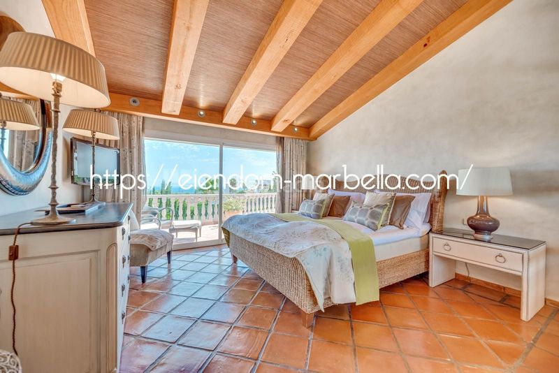 Foto 760d4043-12f4-4f06-8d4d-a802cfcb4c74. Xalet amb xemeneia aparcament piscina a Elviria Marbella