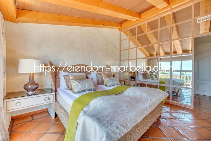 Foto 93d83b82-261a-4249-b73b-6fd77f7a34cf. Xalet amb xemeneia aparcament piscina a Elviria Marbella