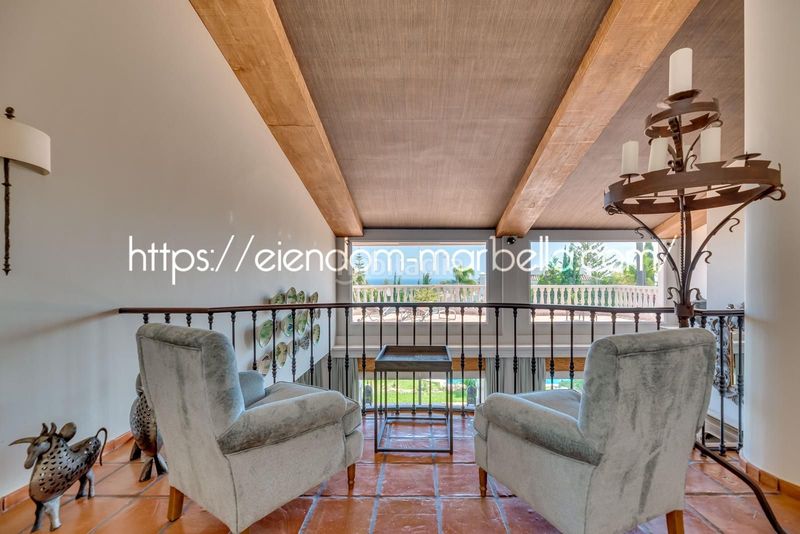 Foto 94e8334d-25eb-4b89-b8f8-f263ee610962. Xalet amb xemeneia aparcament piscina a Elviria Marbella