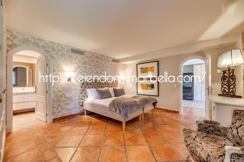 Foto aaf013e5-65b2-41e8-9608-83b46fe0eb0a. Xalet amb xemeneia aparcament piscina a Elviria Marbella