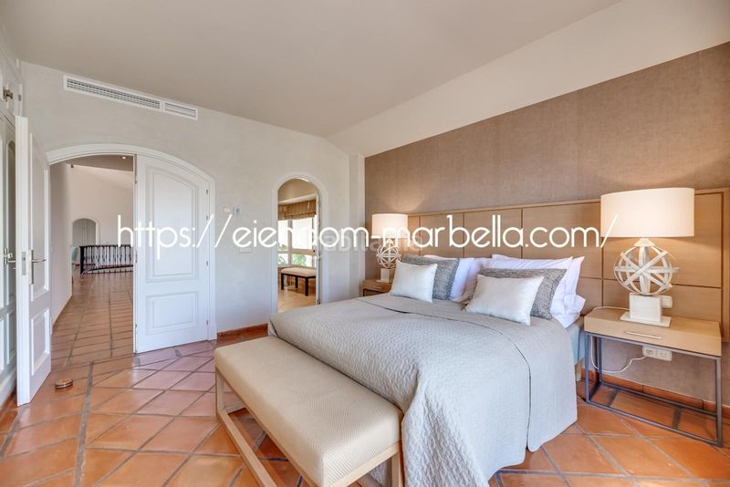 Foto ab7e88c7-5995-45f8-925a-b14b3ee2b531. Xalet amb xemeneia aparcament piscina a Elviria Marbella