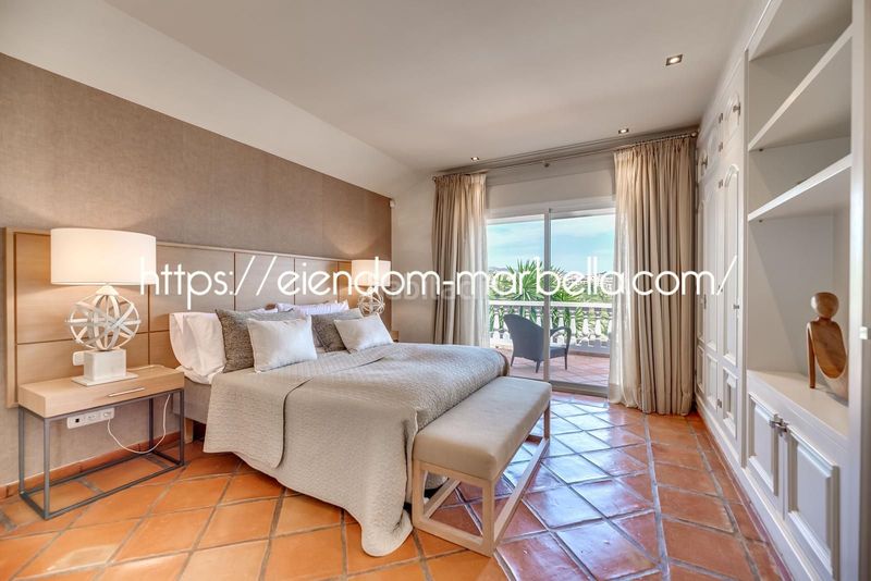 Foto b8fd6ed0-23e3-47b9-9fb9-38125049d4a7. Xalet amb xemeneia aparcament piscina a Elviria Marbella