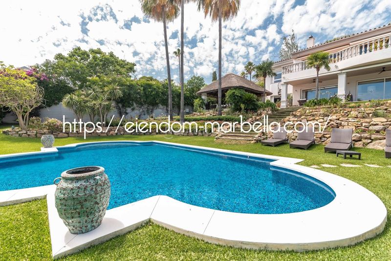 Foto c1eaf6e3-bc0e-4f84-9a77-bc0fbec55e2f. Xalet amb xemeneia aparcament piscina a Elviria Marbella
