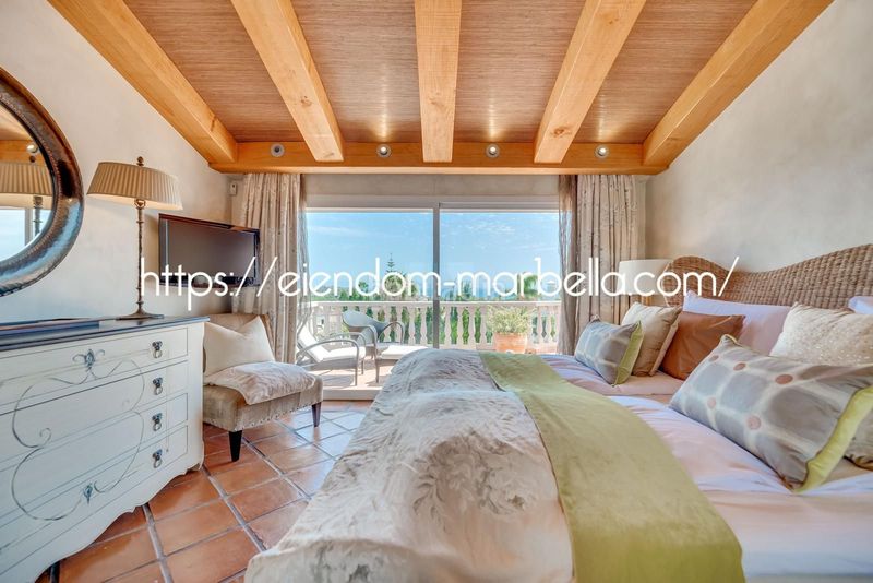 Foto c4c9fad7-da5d-43f4-b105-06efd4fcda6f. Xalet amb xemeneia aparcament piscina a Elviria Marbella