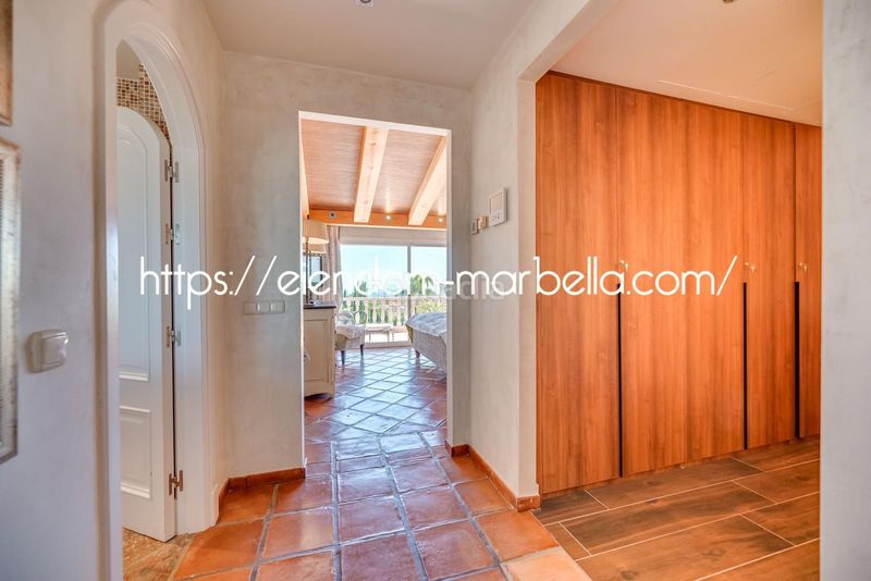 Foto cfeccdb1-18ed-41be-8ec1-690ce8f2b283. Xalet amb xemeneia aparcament piscina a Elviria Marbella