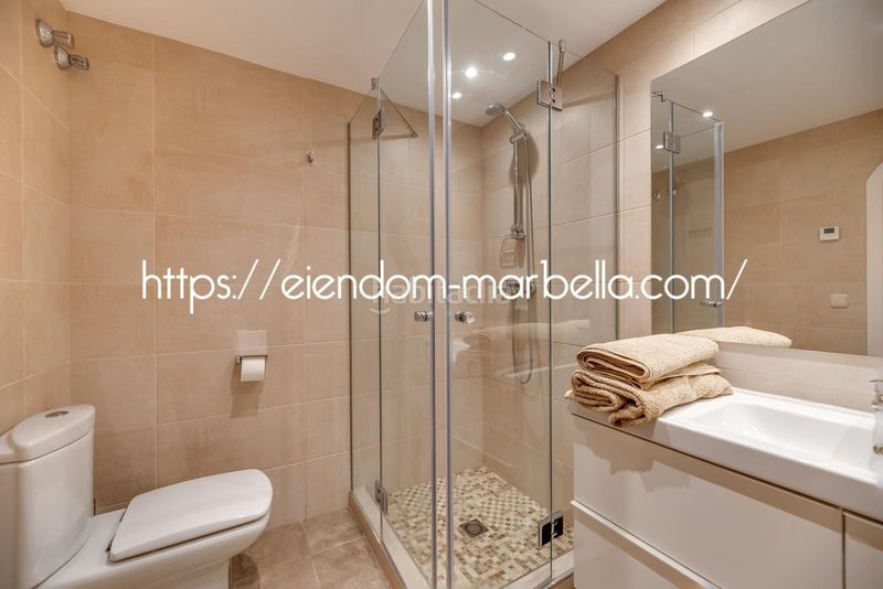 Foto e2945db9-0170-4528-98af-d7ea6a19ce93. Xalet amb xemeneia aparcament piscina a Elviria Marbella