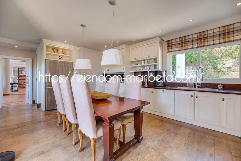 Foto ef41a5aa-df3a-4899-b584-467a7554d6bd. Xalet amb xemeneia aparcament piscina a Elviria Marbella