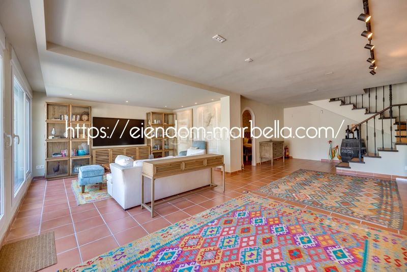 Foto f2bb58d4-c6c7-4e0e-bd35-ae14fd3f308e. Xalet amb xemeneia aparcament piscina a Elviria Marbella
