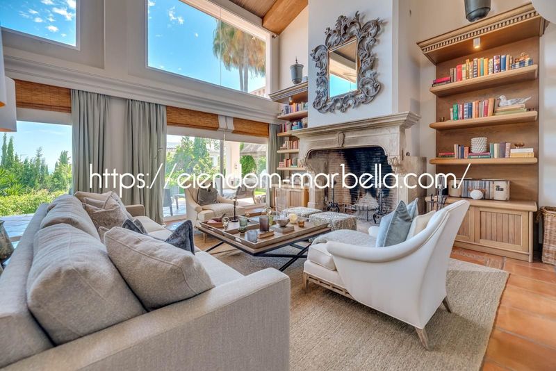 Foto f461bd35-3bd5-44f4-8146-55d540ffac92. Xalet amb xemeneia aparcament piscina a Elviria Marbella