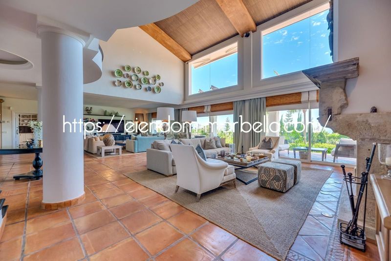 Foto f8b92cf0-e480-4d53-bfd3-46c5293bae91. Xalet amb xemeneia aparcament piscina a Elviria Marbella