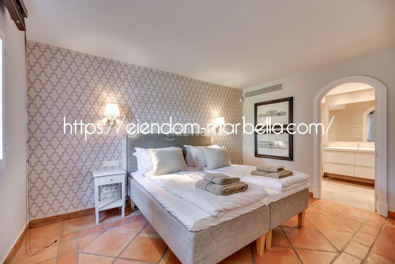 Foto fe645aec-23a2-4ee9-991f-612fe23f3e1e. Xalet amb xemeneia aparcament piscina a Elviria Marbella