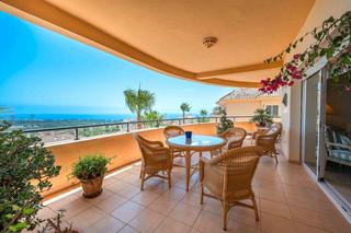 Apartament a Elviria. Precioso apartamento con vistas verdes y al mar cerca de el lago