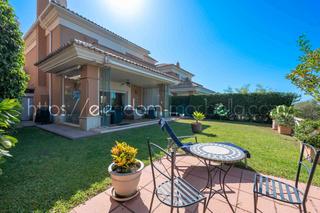 Reihenhaus in Santa Clara. Adosado en primera línea de golf en santa clara, marbella