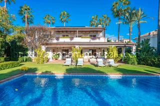 Chalet  Calle magnolia. Excepcional villa con vistas al mar y gran jardín en venta en el