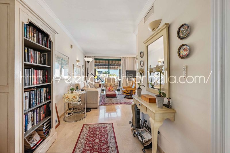 Foto d0e63c47-b6ad-4414-9892-89fc3fc43ea5. Apartament amb xemeneia piscina a Santa María Marbella