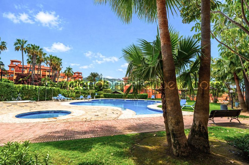 Foto e933bda3-0ae6-4d54-a9bd-e0353a2f6a28. Apartament amb piscina a reserva de Marbella Marbella