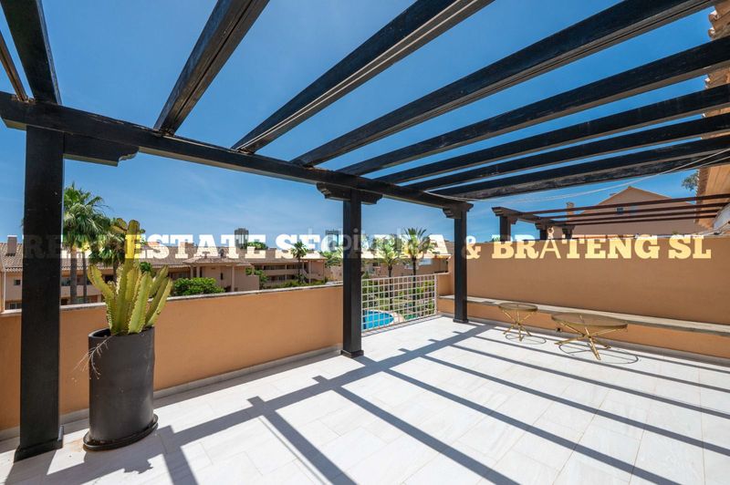Foto cab2cd37-e310-4250-88fc-36316f9dd0a5. Dúplex amb piscina a Santa María Marbella