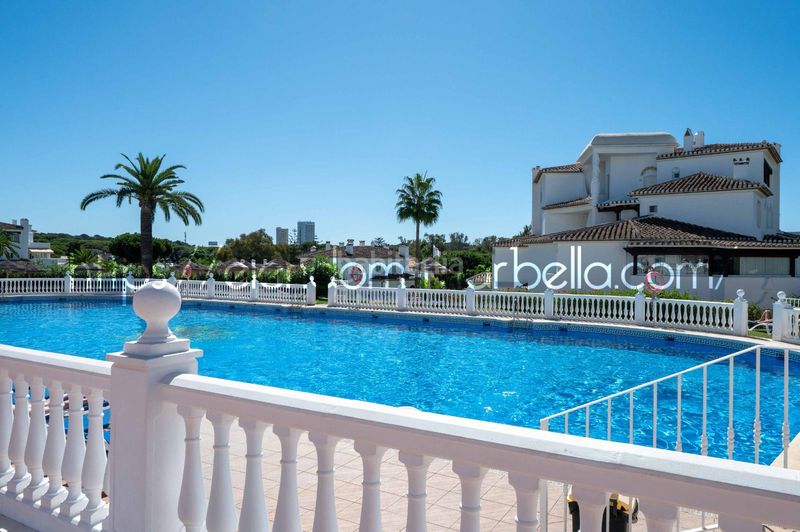 Foto 253467e3-73b9-462d-a2c9-58dc26ef2ba0. Apartament amb xemeneia piscina a Elviria Marbella