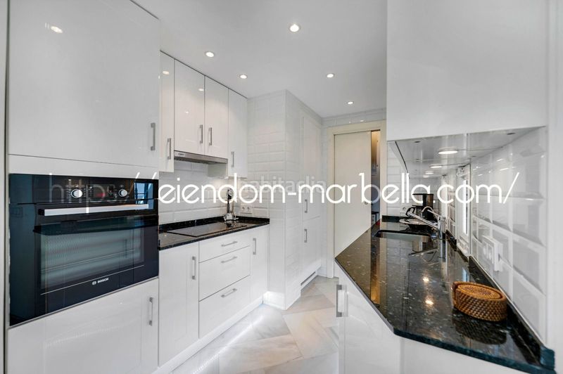 Foto 392a1ec1-13fc-427a-b9b9-b12be361b2a4. Apartament amb xemeneia piscina a Elviria Marbella
