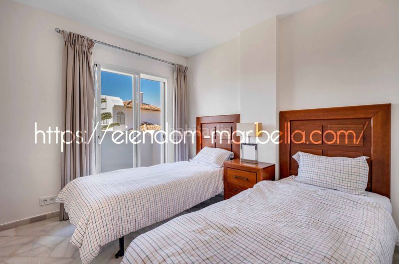 Foto 4557c366-ffcb-4f60-b812-644157cad25f. Apartament amb xemeneia piscina a Elviria Marbella
