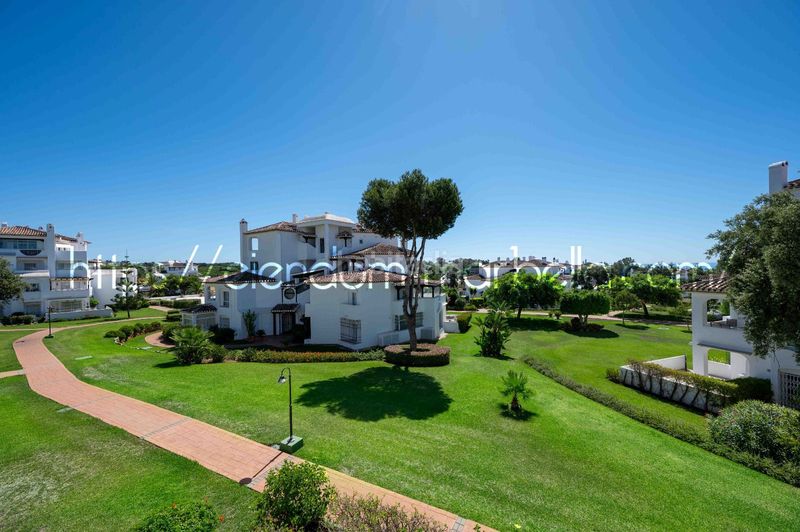 Foto 4d80834e-fa3c-4b40-a84f-d9b2ec2a7fe8. Apartament amb xemeneia piscina a Elviria Marbella