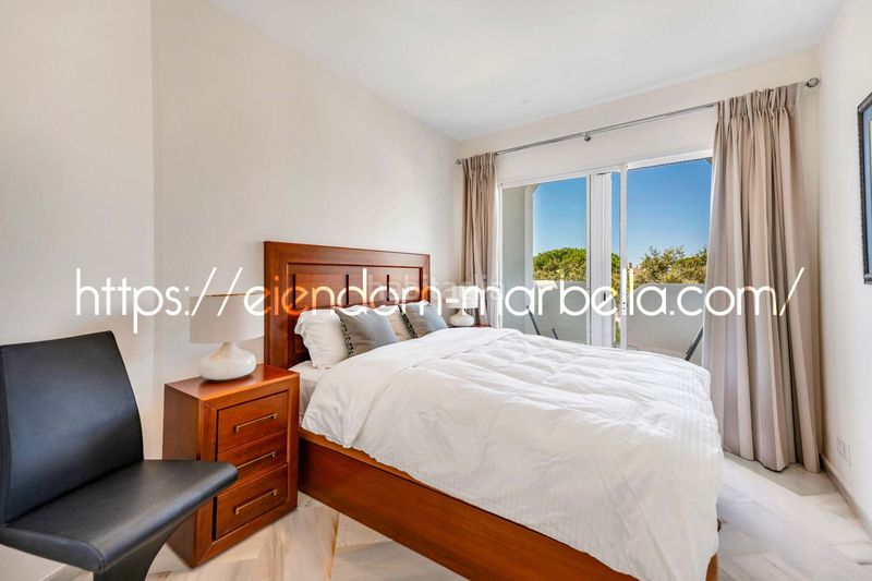 Foto 51ca8b9c-a4ba-4f6c-9e1a-853e3bdc61de. Apartament amb xemeneia piscina a Elviria Marbella