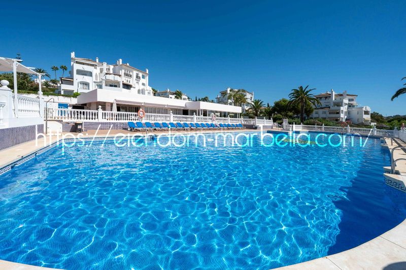 Foto 7da77955-b908-44fa-94a8-4b2f97c5e62b. Apartament amb xemeneia piscina a Elviria Marbella