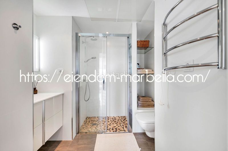 Foto 9bb745c1-d24b-47ae-907a-78c4d5f93ed9. Apartament amb xemeneia piscina a Elviria Marbella