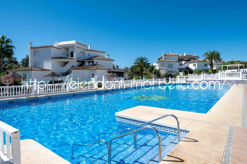 Foto bc859a68-7529-4834-ae71-ec4d756d98a5. Apartament amb xemeneia piscina a Elviria Marbella