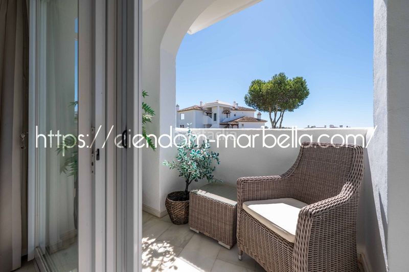 Foto d378a68f-71db-4db9-baf0-bf39687e96c1. Apartament amb xemeneia piscina a Elviria Marbella