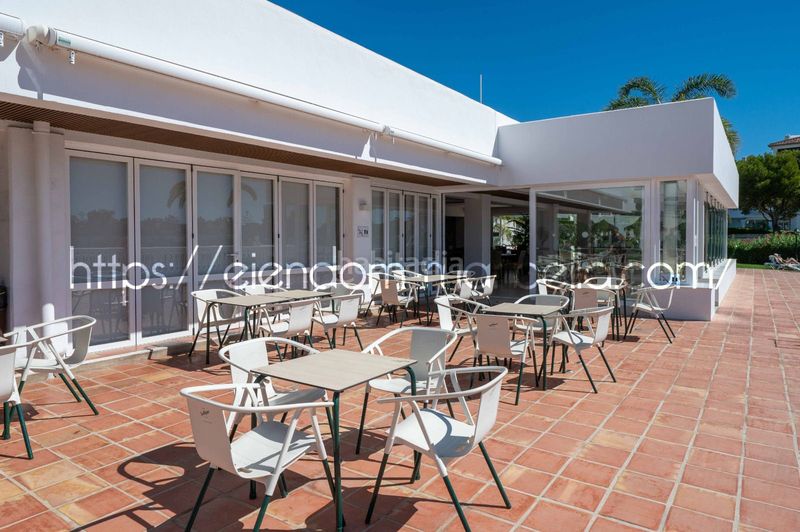 Foto e59891d2-bedb-4d10-aa1f-47baccd8afe4. Apartament amb xemeneia piscina a Elviria Marbella