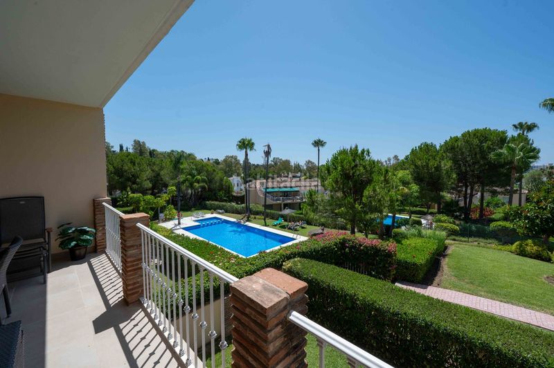 Foto a94de017-fd00-4b15-bdce-ee382e7e84eb. Piccolo appartamento con piscina in Los Naranjos Marbella