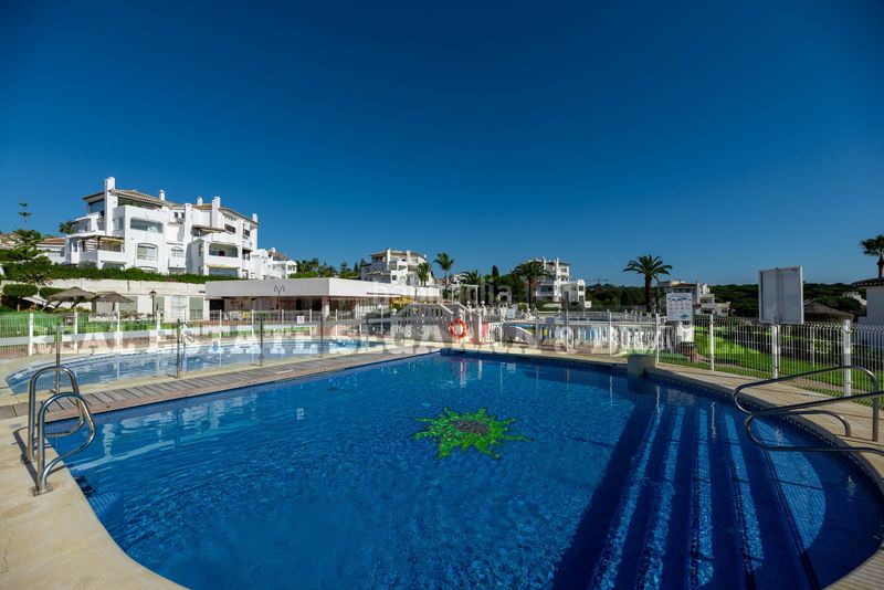Foto 01e8abaa-b068-4730-951d-fa83da9c1810. Apartament amb xemeneia piscina a Elviria Marbella