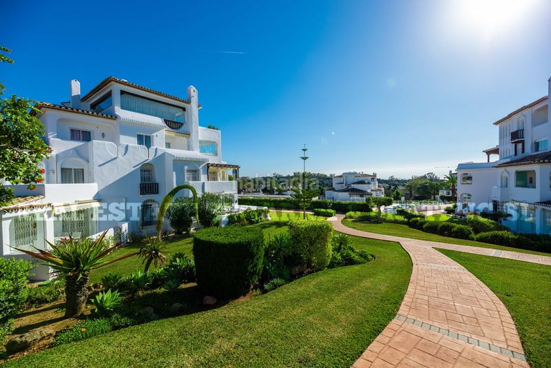 Foto 73ddfb29-3a9b-4fe8-bf91-b5961dff11f7. Apartament amb xemeneia piscina a Elviria Marbella